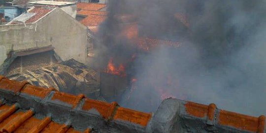 Jelang Jumatan, permukiman padat penduduk di Utan Kayu terbakar
