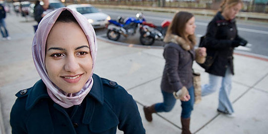 Diperlakukan kasar, gadis muslim Amerika ini malah ditertawakan