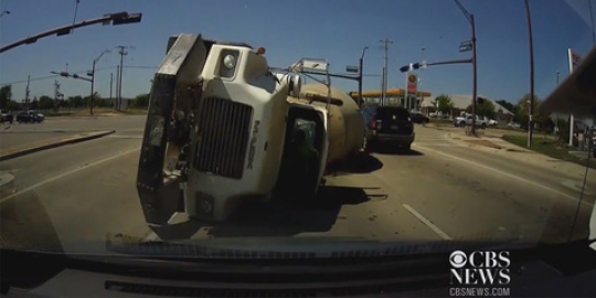 Ingin tahu rasanya tertimpa truk seperti pria ini?