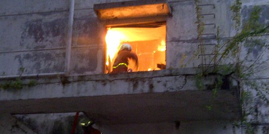 Ditinggal pekerja las, gedung film di Otista Raya terbakar