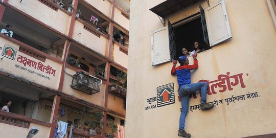 Aksi caleg 'Spiderman' di India kampanye dari dinding ke dinding