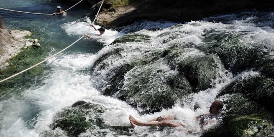 Menikmati kehangatan sungai air panas di 'Negeri Para Dewa'