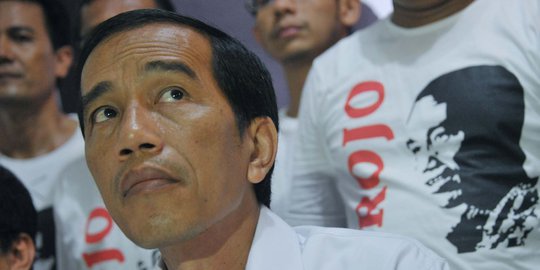 Jokowi lahap makan nasi kebuli kambing di markas PKB