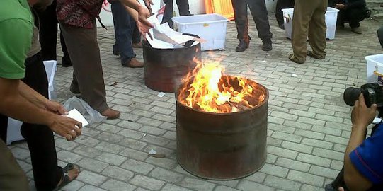 Ratusan kotak suara Pemilu di kantor PPK Lolomatua terbakar