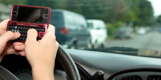 Telepon atau SMS-an ketika berkendara akan didenda Rp 16 juta
