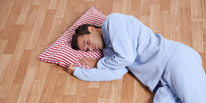 Ternyata, tidur di lantai membawa 4 manfaat kesehatan ini