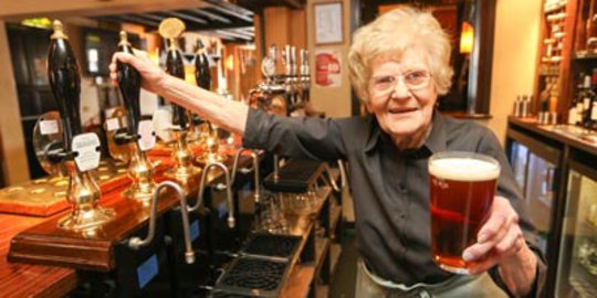 Perempuan Inggris bartender paling tua sejagat