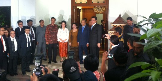 Pengamat nilai pertemuan Jokowi dengan pihak asing tak etis