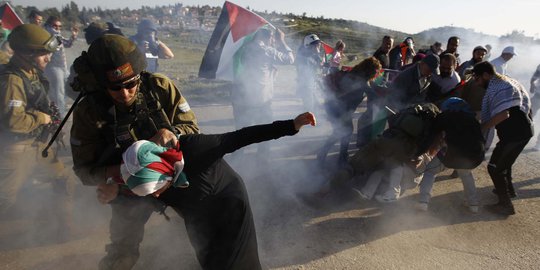 Kejamnya militer Israel perlakukan demonstran wanita Palestina