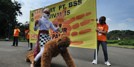 Aksi teatrikal orangutan dan Hanoman di depan Istana Negara