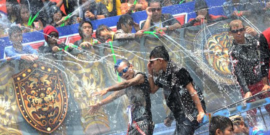 Aksi kawanan anak punk meriahkan festival air di Myanmar