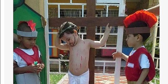 Foto siswa Brasil mainkan drama penyaliban Yesus picu kemarahan