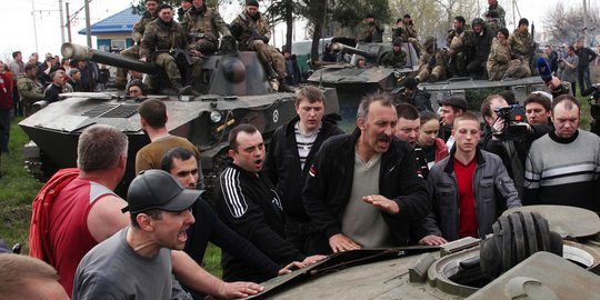 Tegangnya suasana saat militer Ukraina dikepung massa pro-Rusia
