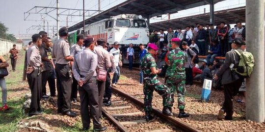 Sejak pagi, penumpang kesal blokir jalur KRL Stasiun Bekasi
