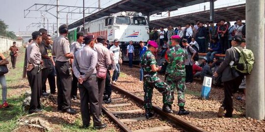 Stasiun Bekasi diblokir, perjalanan kereta ke Jawa terganggu