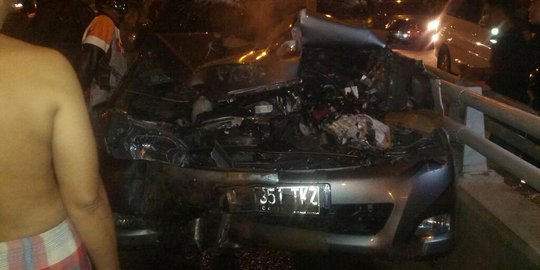 Sopir mengantuk, Innova seruduk truk mogok di Kampung Melayu