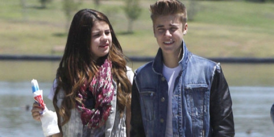 Pecat orang tua sendiri, Justin Bieber \'cuci otak\' Selena Gomez?
