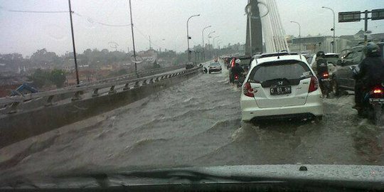 Banjir di Jembatan Pasupati Bandung, lalu lintas macet