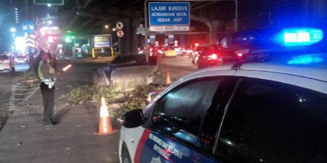 Beton pembatas jalan roboh gerbang tol  Fatmawati  sempat 