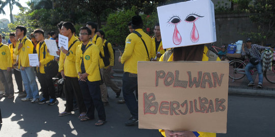 Belasan mahasiswa dukung legalisasi Polwan berjilbab di HI