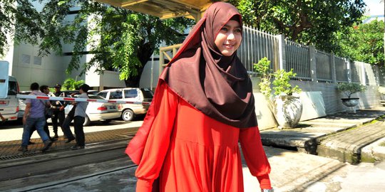 Kembali jenguk Luthfi, Darin bawa makanan khas Arab 
