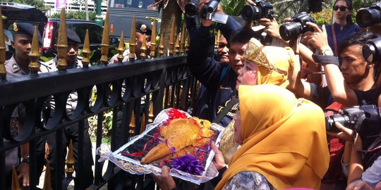 Tolak Jokowi nyapres, ibu-ibu datangi balai kota bawa roti buaya