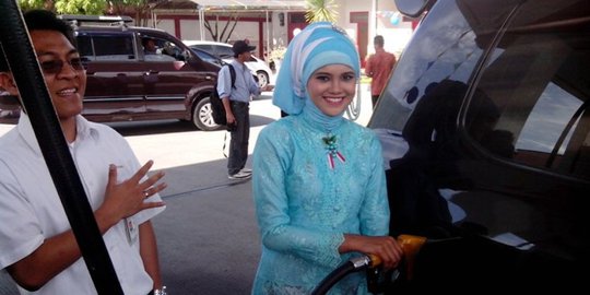 Peringati Hari Kartini, petugas SPBU di Aceh kenakan kebaya