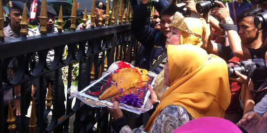 Warga Betawi minta Jokowi setia seperti roti buaya