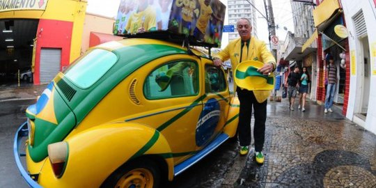 Selama 20 tahun, pria ini pakai warna kostum sepakbola Brasil