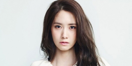 [FOTO] Pamer punggung, YoonA SNSD tampak super kurus?