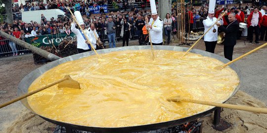 Tradisi unik ribuan warga Prancis membuat omelet raksasa