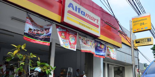 Bobol Alfamart, aksi 3 pencuri gondol Rp 18 juta terekam CCTV