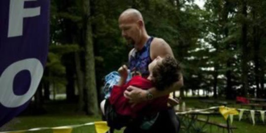 membawa putrinya selama lomba triathlon rev3