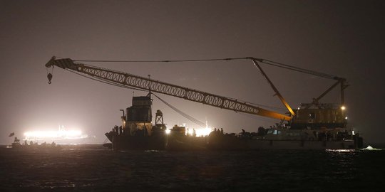 Suasana pencarian korban kapal tenggelam Sewol di malam hari