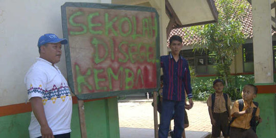 Sekolah disegel warga, UAS 2 SD di Palu numpang