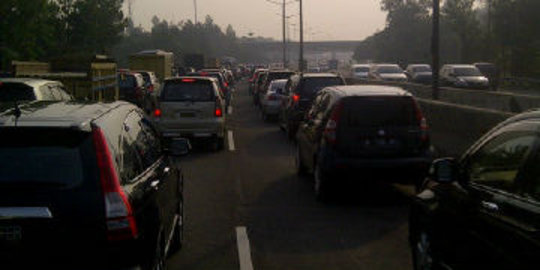 Ada kecelakaan truk gandeng, Tol Jakarta-Cikampek macet 15 km