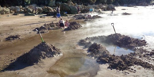 Fenomena Alam Aneh Fenomena aneh air di pinggir pantai ini terasa hangat 