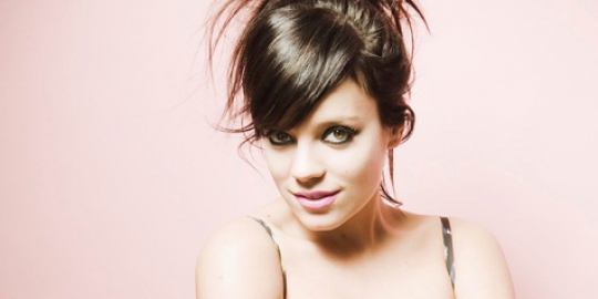 Lily Allen sindir Lady Gaga & Katy Perry pada klip barunya!