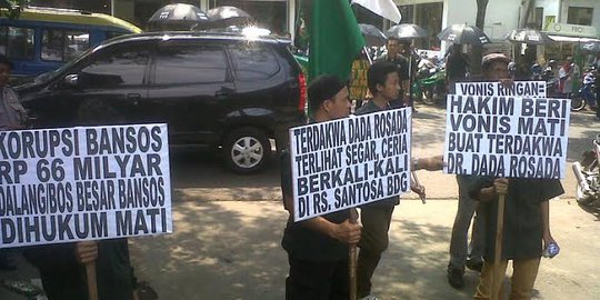 Demonstran minta mantan Sekda Kota Bandung dihukum mati