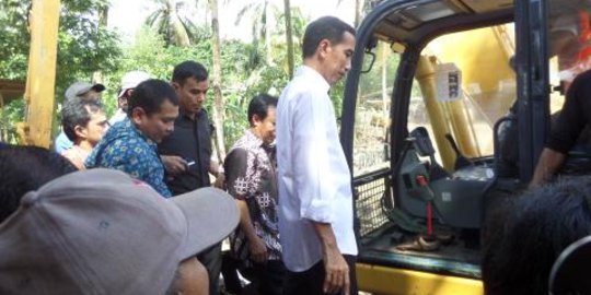 Pantau pembangunan Waduk Brigif, Jokowi naik ekskavator