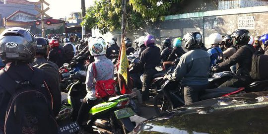 Motor lawan arah, perlintasan KRL Pasar Minggu Baru macet parah