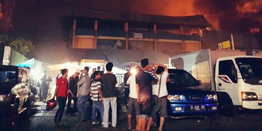 Sudah 4 jam, kebakaran di Pasar Senen belum padam