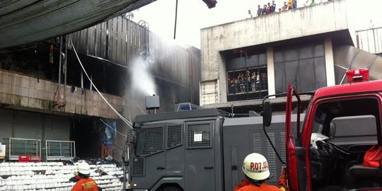 Polisi kerahkan water cannon padamkan api di Pasar Senen