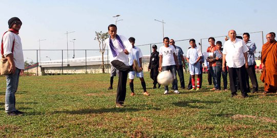 Jokowi jajal lapangan futsal baru di Taman Waduk Pluit