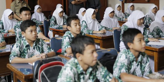 Gara-gara terlambat, guru perintahkan teman sekelas cubit AP