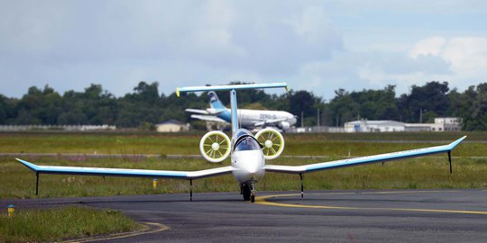 Airbus luncurkan pesawat listrik e-Fan 2.0