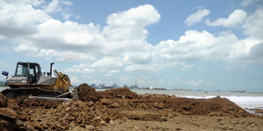 Boediono minta Terminal Teluk Lamong dilengkapi rel kereta api