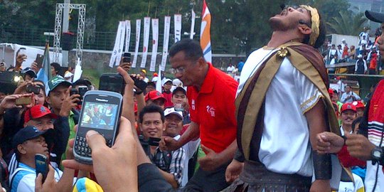 Ulang tahun Pegadaian, Dahlan goyang Caesar  merdeka.com