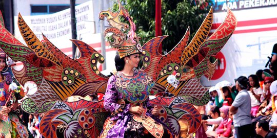 Melihat kemeriahan parade Banyumas Extravaganza 2014