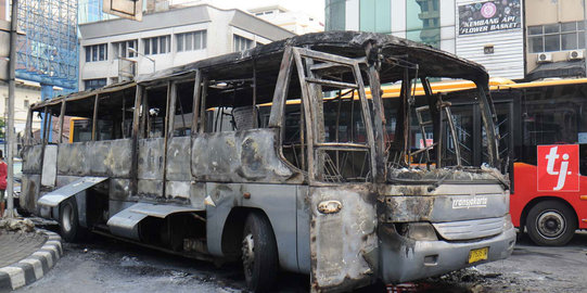 Radiator kering, Transjakarta berpenumpang penuh terbakar